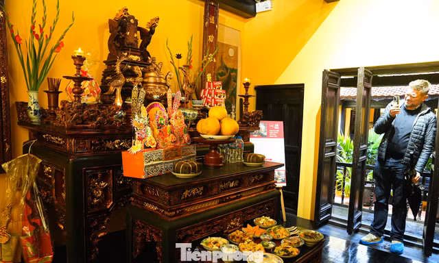 Khách Tây thích thú mâm cỗ cúng ông Công ông Táo 'chuẩn vị' Hà thành