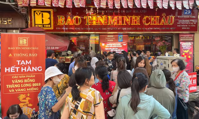 Giá vàng vượt mọi dự báo, khuyến nghị người dân thận trọng