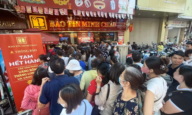 Cửa hàng treo biển hết vàng, nhiều người không chịu rời đi 