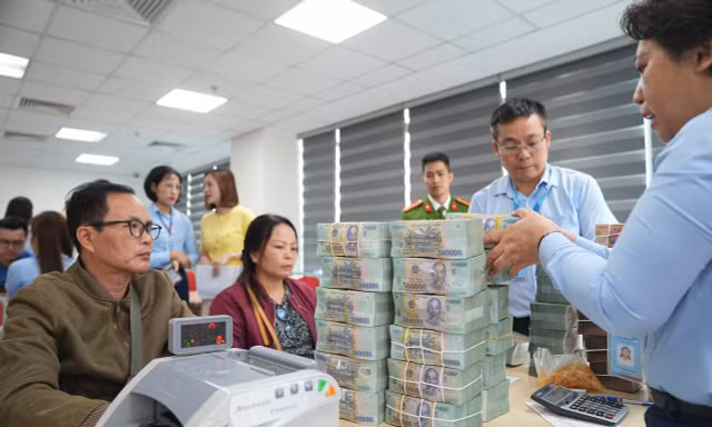 Người dân khu 'đất kim cương' cạnh hồ Hoàn Kiếm nhận tiền đền bù dự án quảng trường