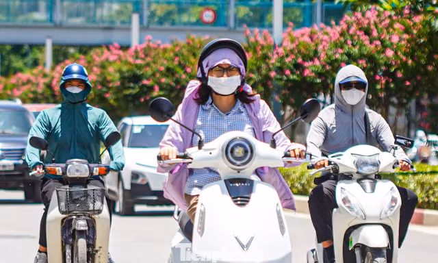 Nắng như đổ lửa, người Hà Nội vất vả ra đường