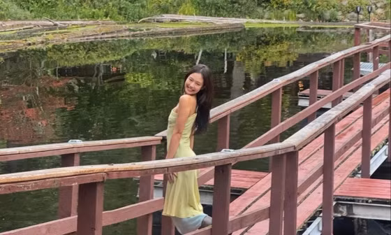 Jennie vẫn 'tỏa sáng' dù diện chiếc váy 'từ 30 năm trước'