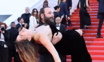 Khoảnh khắc 'điên' nhất thảm đỏ Cannes 