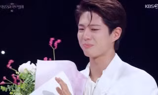 Park Bo Gum rơi nước mắt khi IU bước lên sân khấu