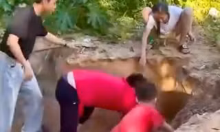 Tài xế và du khách hợp sức đào bới, cứu bé trai bị cát vùi ở Côn Đảo