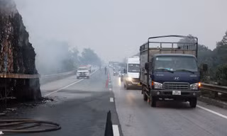 Cháy xe chở phế liệu trên cao tốc Nội Bài - Lào Cai