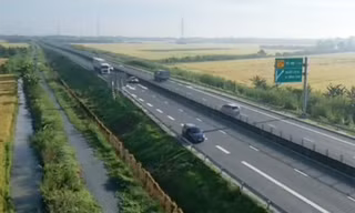 Tài xế dừng ô tô ở cao tốc để bay flycam, quay hình đăng TikTok