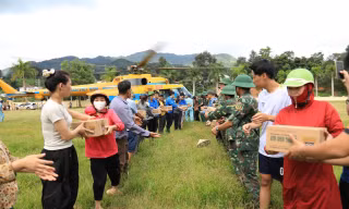 Trực thăng Mi-171 đưa 2 tấn hàng cứu trợ khẩn cấp tới vùng lũ Điện Biên