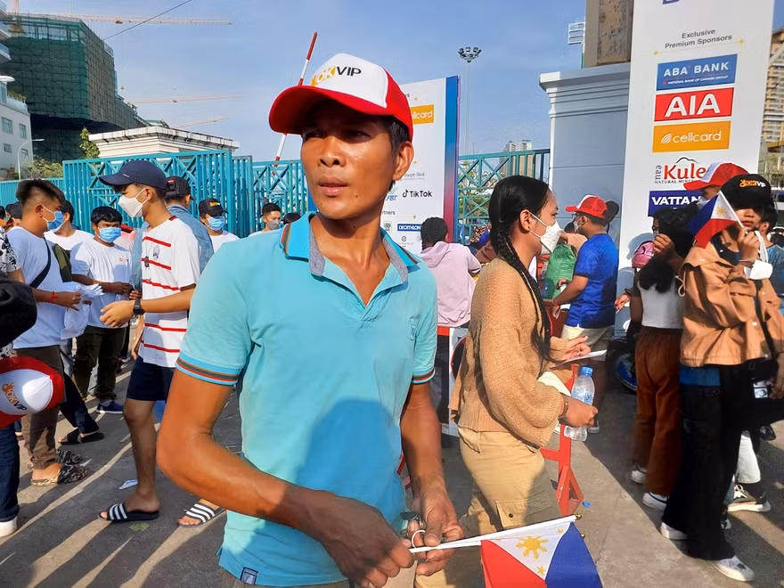 CĐV Việt Nam chật vật tìm vé xem các trận đấu của đội tuyển U22 Việt Nam tại SEA Games 32 (ảnh Thanh Hải)