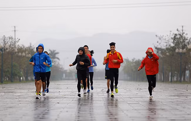 VĐV 'đội mưa' tập luyện trước ngày khởi tranh Việt dã