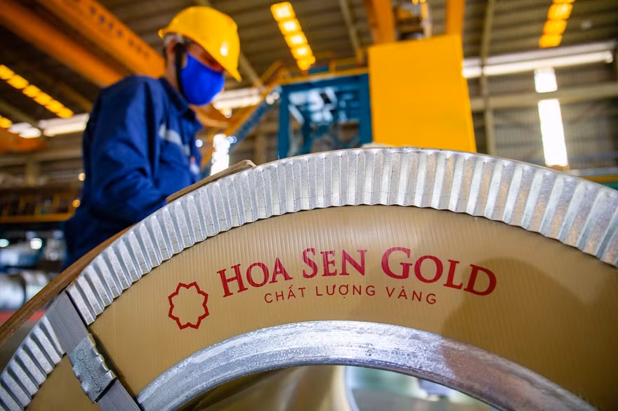 Tôn siêu bền Hoa Sen Gold được cam kết bảo hành chống thủng dột lên đến 30 năm và bảo hành màu 10 năm, đáp ứng những yêu cầu khắt khe nhất của các công trình dân dụng, công nghiệp