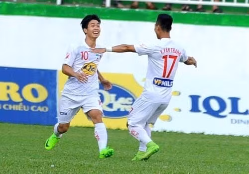 Công Phượng đang chơi tốt hơn trong màu áo HAGL. 