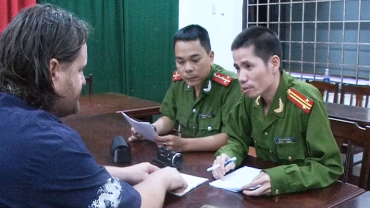 Ông Matthew Belinda Stott bày tỏ cảm kích khi nhận lại tài sản bị thất lạc