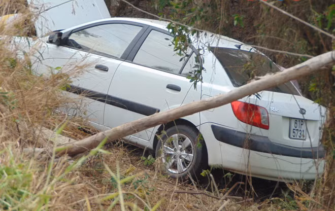 Chiếc bị nằm gọn dưới mương lề 