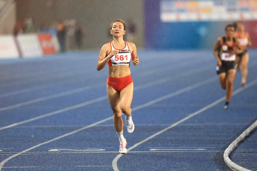 Nguyễn Thị Oanh không có đối thủ ở đường chạy 5.000m nữ, SEA Games 32 (ảnh Bùi Lượng)