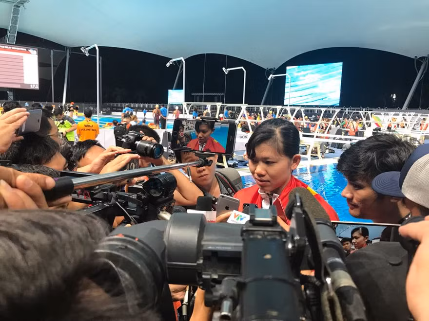 Ánh Viên trong vòng vây báo chí Việt Nam tại Malaysia. Ảnh Nguyên Phong.