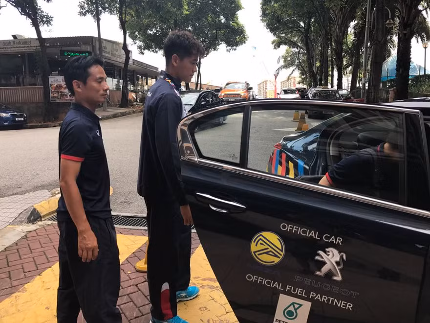 BHL đội tuyển U22 Việt Nam đưa Phí Minh Long đi kiểm tra chấn thương.