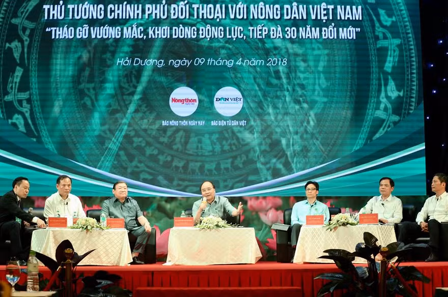 Thủ tướng chủ trì đối thoại với nông dân. 