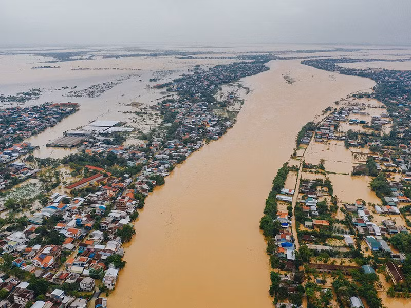 Mưa lũ đang hoành hành các tỉnh miền Trung, hiện đã có 32 người chết, mất tích gần 110 nghìn ngôi nhà bị ngập, hư hỏng.