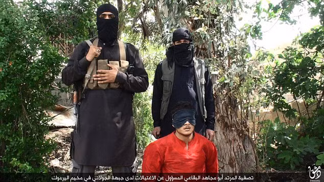 Abu Mujahid al-Baqai trong bộ trang phục màu cam quỳ gối trước hai chiến binh IS