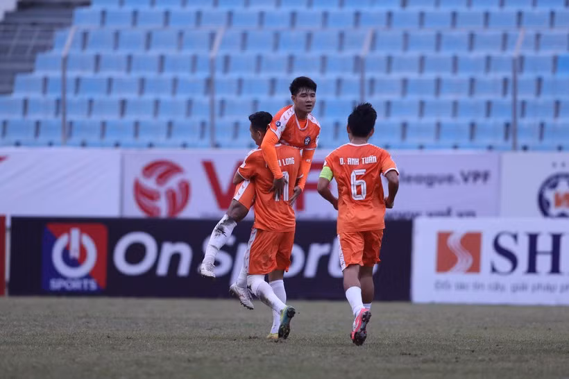 Hà Đức Chinh có bàn thắng đầu tay ở LS V-League 2021 (ảnh TNO)