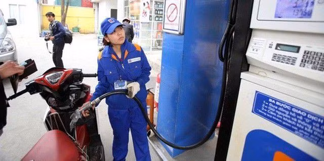 Giá xăng RON95-III lên gần 17.000 đồng/lít