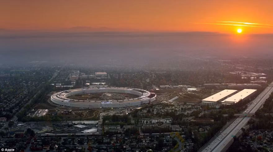 Mang tên Apple Park nhưng trụ sở chính mới của Apple còn được mệnh danh là "phi thuyền không gian" vởi kiến trúc giống như một chiếc đĩa bay. 