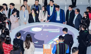 Đại biểu thanh niên Việt Nam tham quan văn phòng Alibaba của tỉ phú Jack Ma tại Chiết Giang