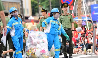 Công nhân vệ sinh môi trường âm thầm góp sức cho ngày hội lớn