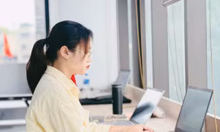 Người áp lực học tập, công việc vào diện giám sát tâm thần: Phòng bệnh hay nguy cơ gắn nhãn tâm lý?