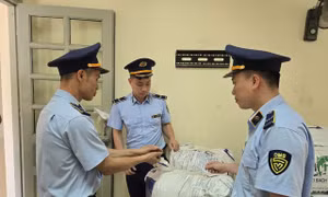 Lực lượng chức năng thuộc Đội QLTT số 1 đang thu giữ 9 bao hàng, đồng thời làm việc với chủ hàng.