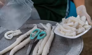 Độc lạ bánh 'gật gù' khách ăn cả cân không chán