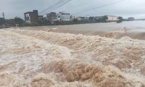 Mưa trắng trời, nhiều nơi ở Quảng Ninh ngập sâu