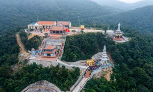 Toàn cảnh ngôi chùa trên hòn đảo tiền tiêu ở Quảng Ninh