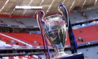 Chiếc cúp UEFA Champions League. 
