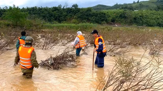 Phát hiện nhiều dấu vết nghi liên quan tài xế bị lũ cuốn ở Quảng Trị 
