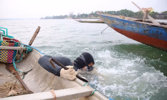 Nhọc nhằn mưu sinh dưới đáy sông Nhật Lệ 