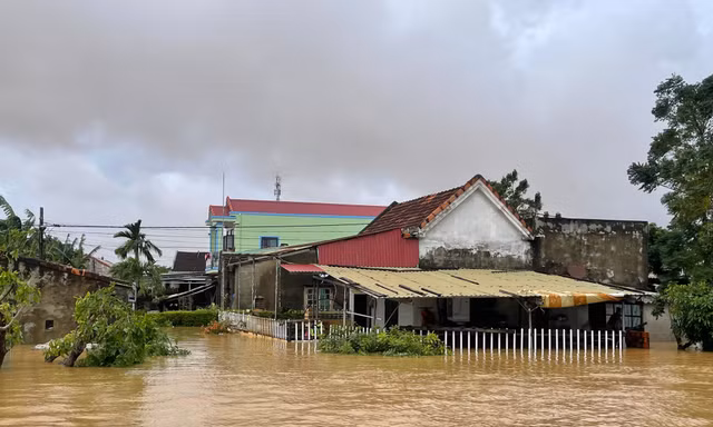 Mưa dịch chuyển ra Quảng Trị khiến hàng nghìn nhà dân chìm trong biển nước 