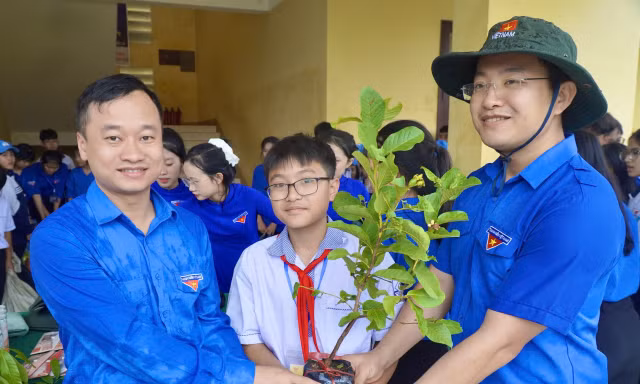 Trao hơn 320 triệu đồng an sinh tại lễ ra quân Tháng Thanh niên 2026 của tuổi trẻ Quảng Trị 