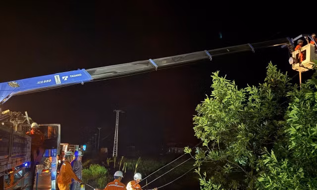 Điện lực Quảng Trị xuyên đêm khắc phục hậu quả bão số 10 