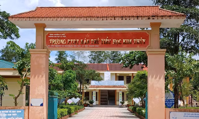 Sau vụ ngộ độc tập thể, học sinh đồng loạt nghỉ học ‘tẩy chay’ phó hiệu trưởng
