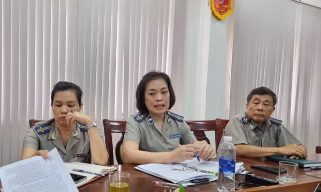 Bà Lan ngồi giữa trong một lần làm việc với báo chí.