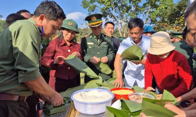 ‘Xuân Biên phòng - Ấm lòng dân bản’ mang Tết đến vùng biên Quảng Trị 