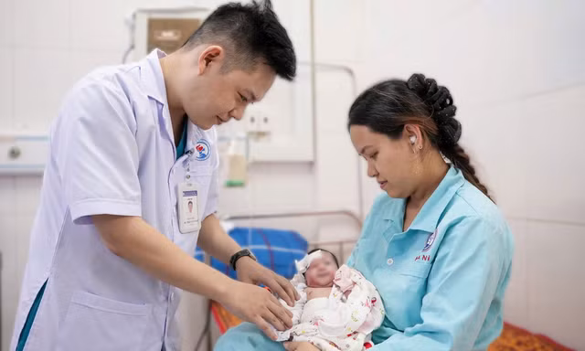 Bé sơ sinh mang dị tật hiếm gặp được cứu sống ngoạn mục 
