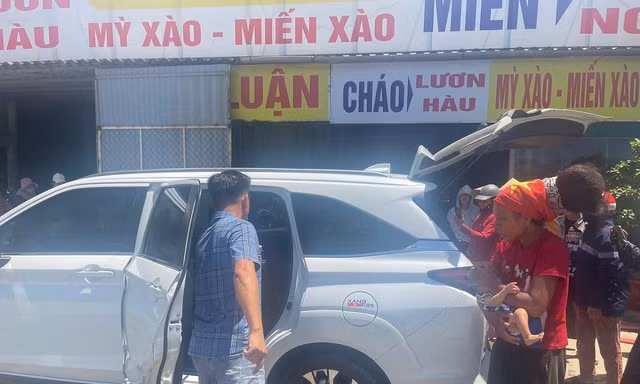 Tin mới về người mẹ địu con, đẩy xe nôi xuyên Việt dưới nắng nóng 40 độ C 