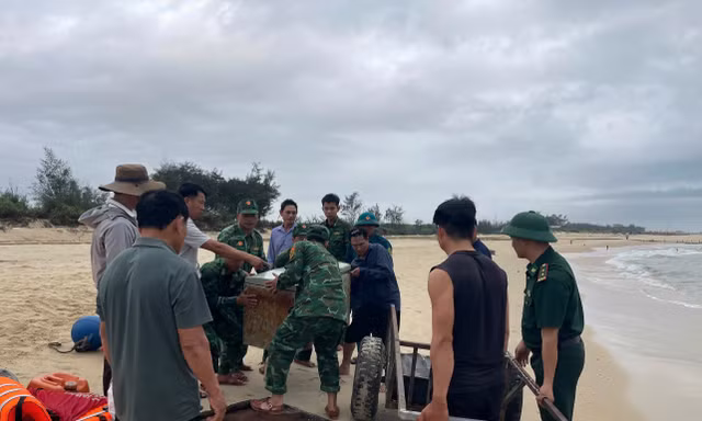 Tàu cá chìm do dông lốc, 2 ngư dân Quảng Trị bơi gần 1km vào bờ 