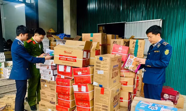 Tạm giữ hơn 1.300 đơn vị thực phẩm không rõ nguồn gốc tại một cơ sở kinh doanh ở Quảng Trị 