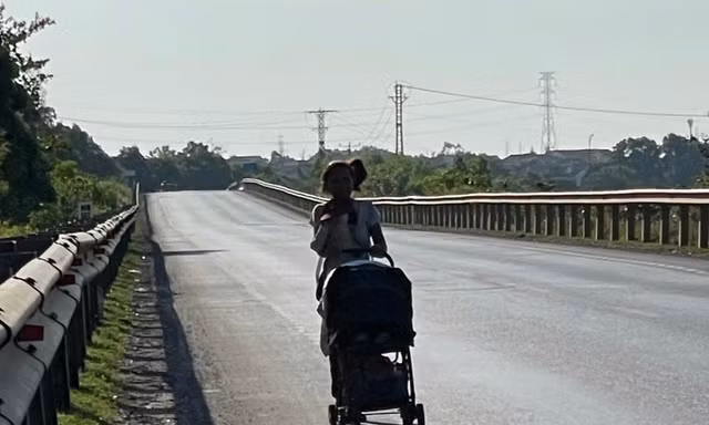 Người mẹ đẩy xe chở con dưới nắng miền Trung bỏng rát, từ chối mọi sự giúp đỡ