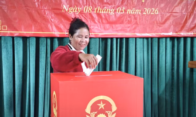 Cử tri vùng biên Quảng Trị đi thuyền vượt thác bầu cử sớm 