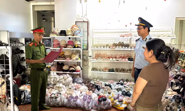 Khởi tố hai chủ cơ sở buôn bán hàng 'fake'